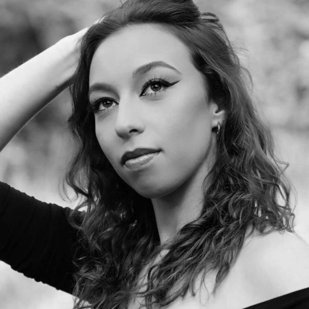 Photo de Marie Elisa Gache, Marie Elisa donne les cours de Classique du Samedi : cela comprends les 5-7ans en Classique, le Néo-Classique et la barre au sol.